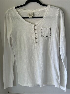ARIAT WHITE LONG SLEEVE HENLY SHIRT WITH CROSS-STICH  DETAILS SZ m